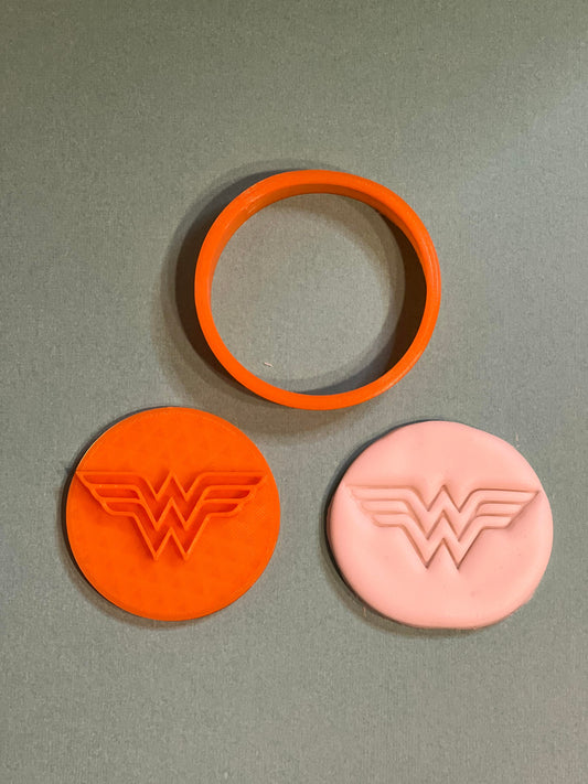 DC Comics Wonder Woman Logo Cookie Cutter and Embosser - 6.5cm Round